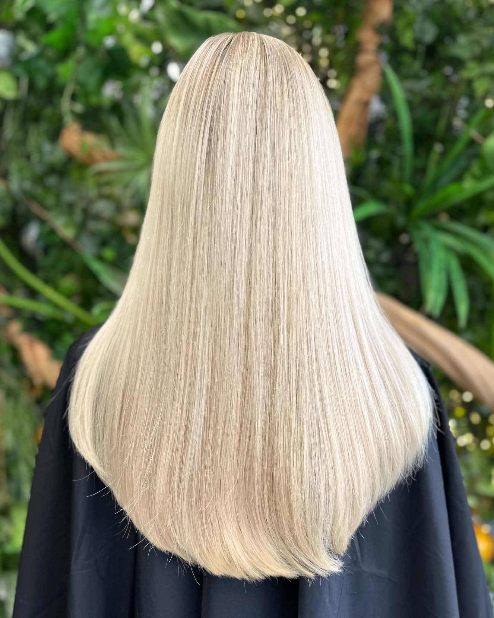 Dlouhé rovné blond vlasy zezadu